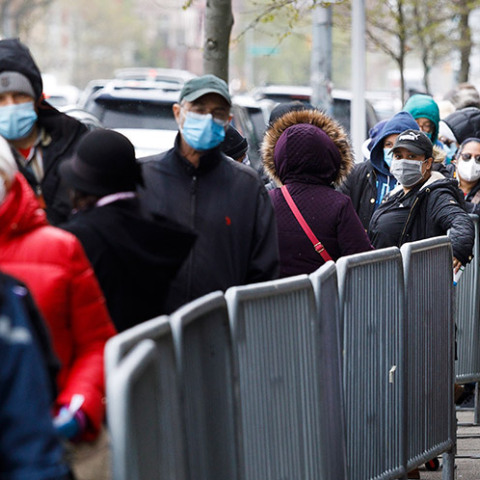 ΗΠΑ- Άνεργοι περιμένουν στην ουρά για διανομή τροφίμων στο Μπρούκλιν 