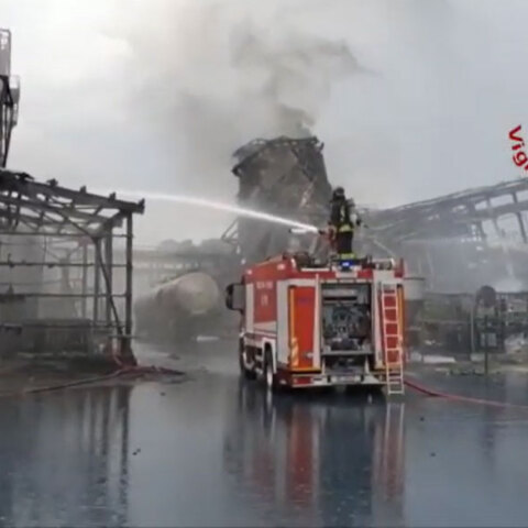 Δύο τραυματίες, ο ένας σοβαρά, από την πυρκαγιά σε εργοστάσιο χημικών στη Βενετία