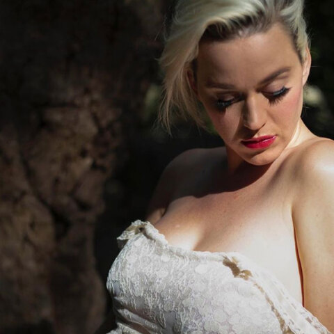 H Katy Perry σε προχωρημένη εγκυμοσύνη στο βίντεοκλίπ για το νέο της τραγούδι «Daisies»