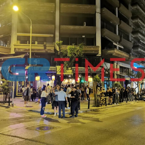 Με το ποτό σε πλαστικό ποτήρι και χωρίς αποστάσεις για ένα ακόμη βράδυ πολίτες στο κέντρο της Θεσσαλονίκης