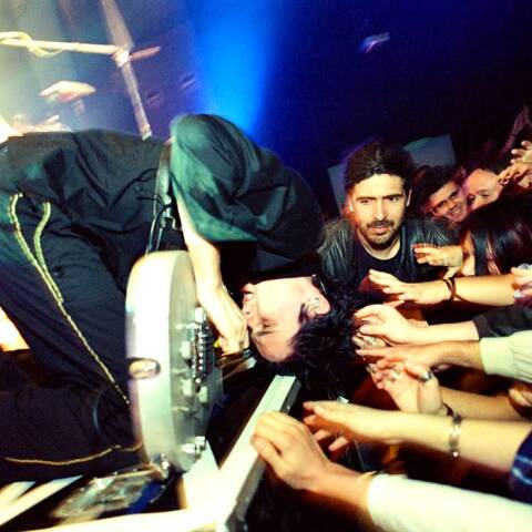 Στιγμιότυπο από συναυλία την συναυλία των Muse στην Αθήνα το 2002