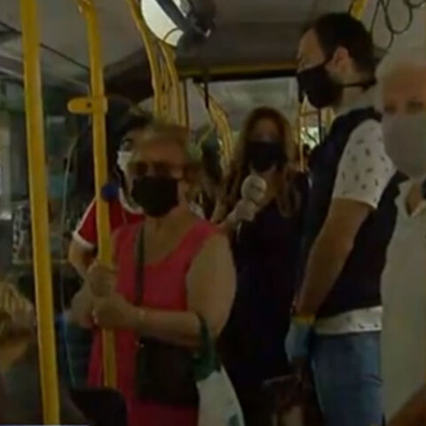 Μέσα σε γεμάτο με κόσμο λεωφορείο στη Θεσσαλονίκη