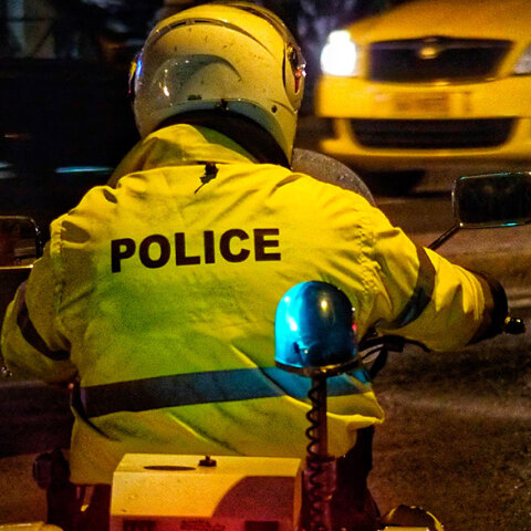 Κορωνοϊός - Άρση μέτρων: Ένταση και επεισόδια στην εκκένωση πλατείας στη Θεσσαλονίκη