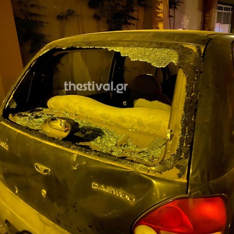 Κορωνοϊός - Άρση μέτρων: Ένταση και μολότοφ στη Θεσσαλονίκη για την εκκένωση στην πλατεία Καλλιθέας