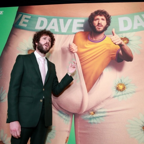 «Dave»: Παρακολουθήσαμε την πρώτη σεζόν της χιουμοριστικής σειράς με δημιουργό και πρωταγωνιστή τον ράπερ Dave «Lil Dicky» Burd
