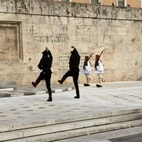 Γενοκτονία Ποντίων: Η συγκινητική αλλαγή φρουράς των ευζώνων