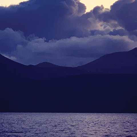 Η ψάθα: Ιστορίες με διαφορετικό τέλος από τη Μίκα Σύμπουρα