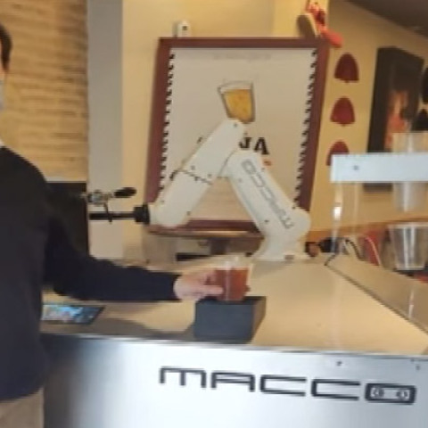 Ισπανία: Ρομπότ σερβίρει μπίρες