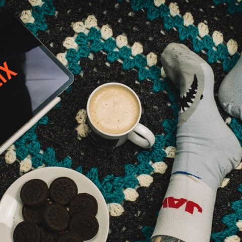 Κρεβάτι-Καφές-Μπισκότα-Κάλτσες-Netflix