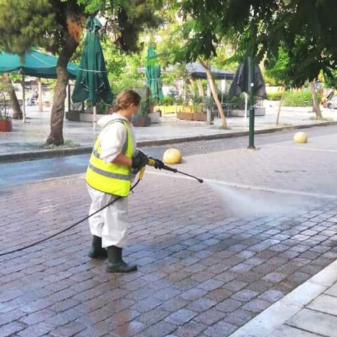 Υπάλληλοι του Δήμου Αθηναίων καθάρισαν την πλατεία Βικτωρίας - Έγινε και απολύμανση