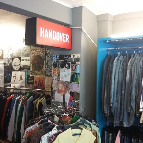 Νέες αφίξεις στο Handover second hand clothes and accessories της  Θεσσαλονίκης: Ψάξαμε τι κρύβεται πίσω από τη βιτρίνα