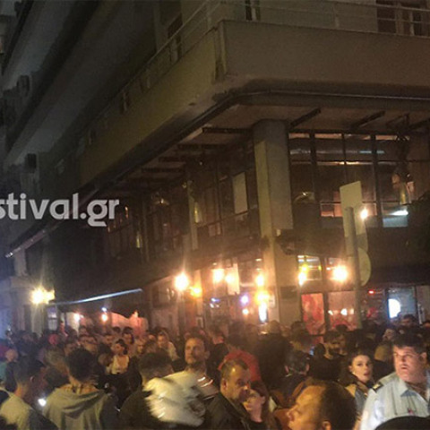 Ένταση και ξύλο λόγω συνωστισμού για ένα take away ποτό