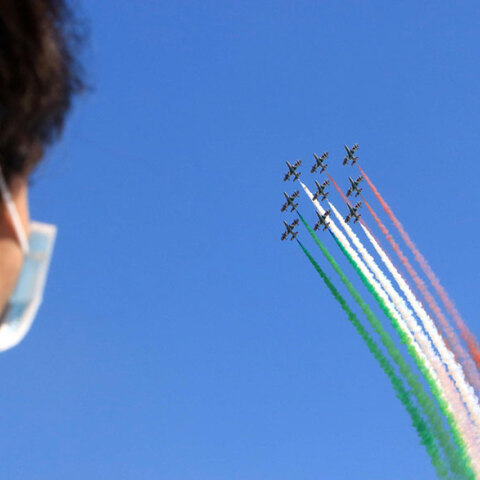 Κορωνοϊός: Εντυπωσιακές φιγούρες από τους πιλότους μαχητικών στον ουρανό του Μιλάνου