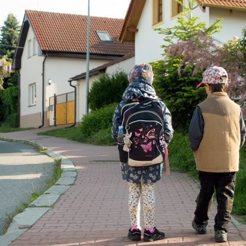 Δύο παιδιά πάνε σχολείο