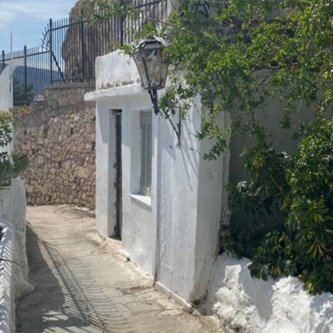 Αντιγκράφιτι επιχείρηση στα Αναφιώτικα, στην Πλάκα από τον Δήμο Αθηναίων