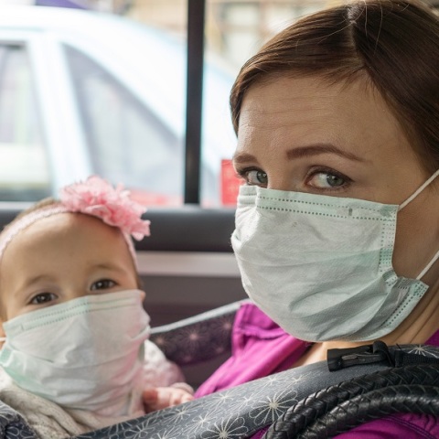 Μητέρα και μωρό φορούν μάσκες