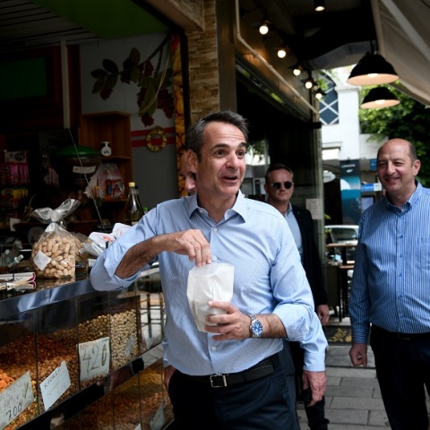 Ο Κυριάκος Μητσοτάκης τρώει ξηρούς καρπούς
