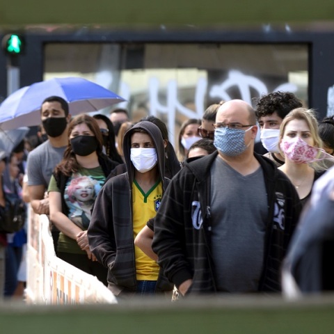 Άνθρωποι με μάσκα στη Βραζιλία