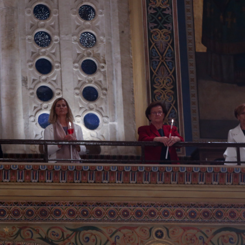 Πιστοί στον εξώστη της εκκλησίας