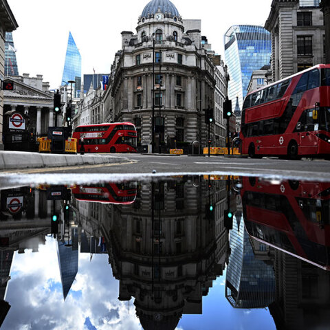 Κορωνοϊός στην Αγγλία: Κόκκινα λεωφορεία στο κέντρο του Λονδίνου