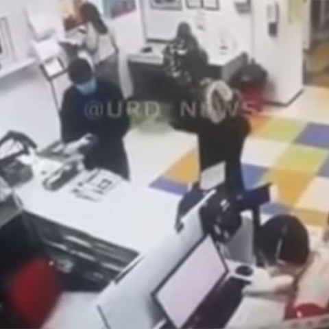 Ουκρανία - Έβγαλε το εσώρουχό της και το έκανε μάσκα