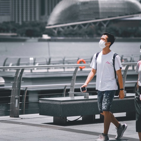 Ένας άνδρας και μία γυναίκα με μάσκα για τον κορωνοϊό