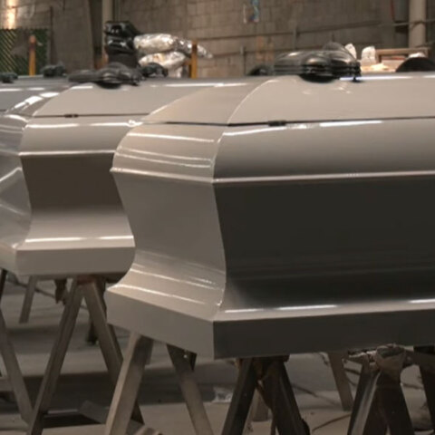 Σε ατσάλινα φέρετρα τοποθετούνται οι νεκροί από κορωνοϊό στο Μεξικό