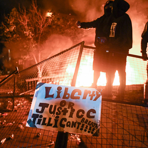 Τρίτη νύχτα βίαιων επεισοδίων στη Μινεάπολη