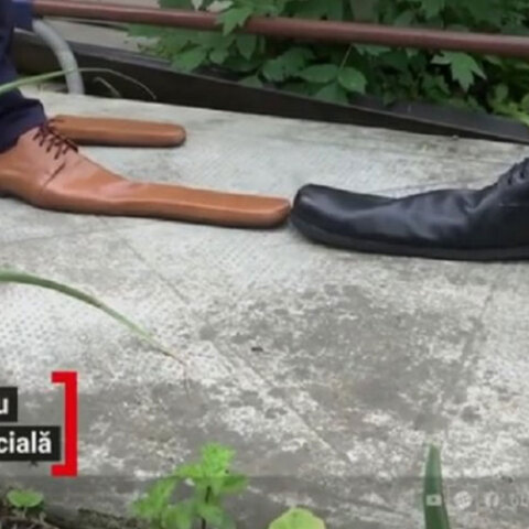 Τσαγκάρης στη Ρουμανία κατασκευάζει παπούτσια No75 για τον κορωνοϊό και γίνεται viral