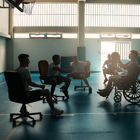 Ο Βαγγέλης Νάκης και η μικρού μήκους ταινία «Ρόδα είναι και γυρίζει» για τη δύσκολη ζωή του Αλέξανδρου Κούμπρια, ενός έφηβου με κινητικά προβλήματα.