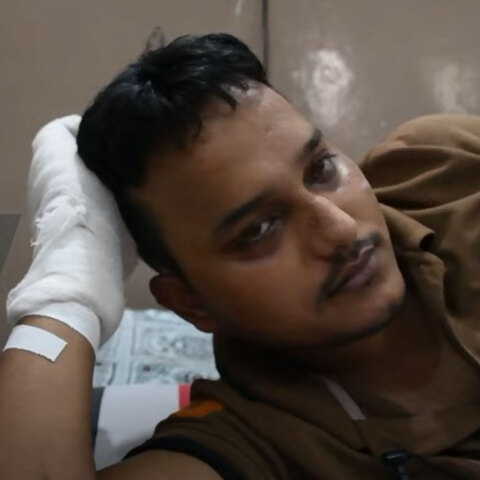 Συντριβή αεροπλάνου στο Πακιστάν: Ο 24χρονος μηχανικός Μουχαμάντ Ζουμπαΐρ βγήκε ζωντανός από τα συντρίμμια και θυμάται τις δραματικές στιγμές που βίωσε