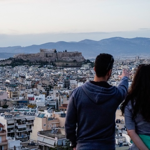 Δύο νέοι κοιτούν τη θέα της Αθήνας
