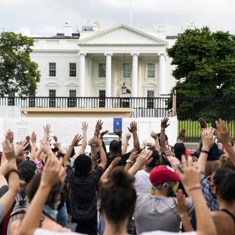 Διαδηλωτές έξω από τον Λευκό Οίκο