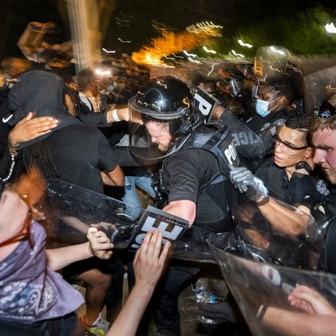 Συγκρούσεις διαδηλωτών με την αστυνομία 