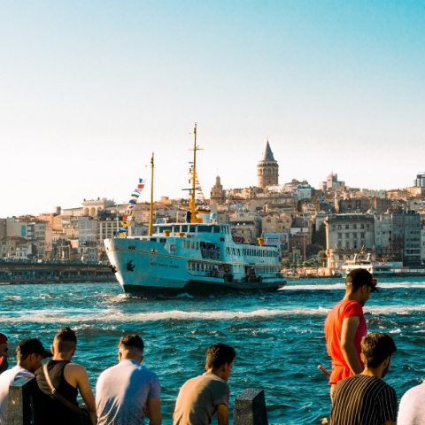 Νεαροί Τούρκοι μπροστά από τη θάλασσα