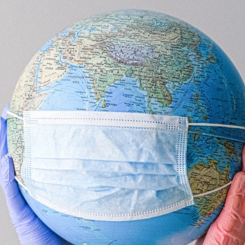 Υδρόγειος με μάσκα για τον κορωνοϊό