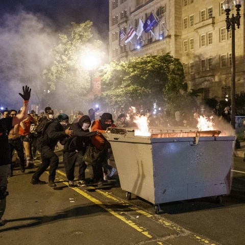 Εκτροχιάζεται η κατάσταση στις ΗΠΑ, μετά το κύμα ταραχών που ακολούθησε τον φόνο του Τζορτζ Φλόιντ από αστυνομικό. Βίντεο καταγράφει τον άγριο ξυλοδαρμό άνδρα που απείλησε διαδηλωτές 