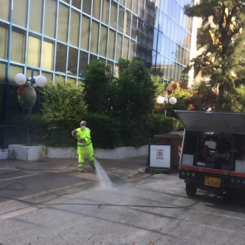 Οι Κυριακάτικες μεγάλες δράσεις καθαριότητας του Δήμου Αθηναίων συνεχίστηκαν και σήμερα, με τα συνεργεία να κάνουν στάση στη συνοικία Προμπονάς 