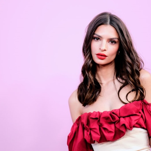 Η Έμιλι Ρατακόφσκι βρήκε ακόμη έναν προκλητικό τρόπο για να διαφημίσει τα μαγιό που φέρουν την υπογραφή της