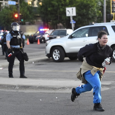 Τραυματίστηκαν από σφαίρες καλυμμένες από καουτσούκ μέλη του τηλεοπτικού συνεργείου του Reuters, κατά τη διάρκεια των ταραχών που ξέσπασαν στη Μινεάπολις μετά το φόνο του Τζορτζ Φλόιντ