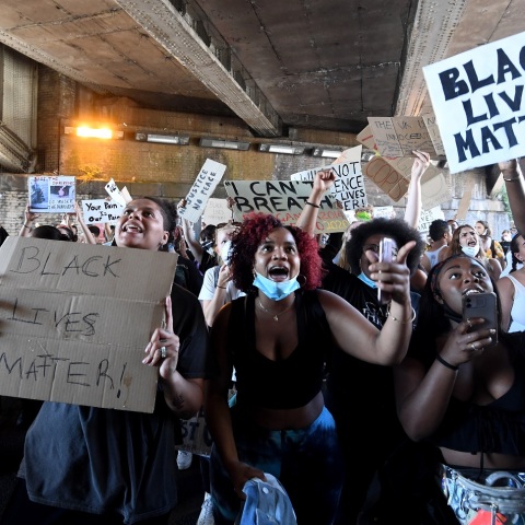 Με βασικό σύνθημα το «Δεν μπορώ να αναπνεύσω», εκατοντάδες άνθρωποι διαμαρτυρήθηκαν σήμερα στους δρόμους του Λονδίνου και του Βερολίνου για τη δολοφονία του Τζορτζ Φλόιντ από λευκό αστυνομικό 