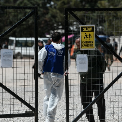 Μαλακάσα: Ένταση και χημικά μεταξύ ΜΑΤ και κατοίκων που διαμαρτύρονται για τις προσφυγικές δομές