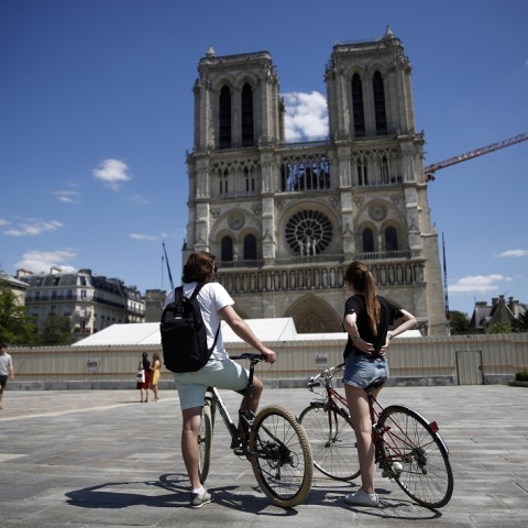 Άνοιξε και πάλι σήμερα ο προαύλιος χώρος της Νοτρ Νταμ, που ήταν κλειστός για το κοινό μετά την καταστροφική πυρκαγιά 