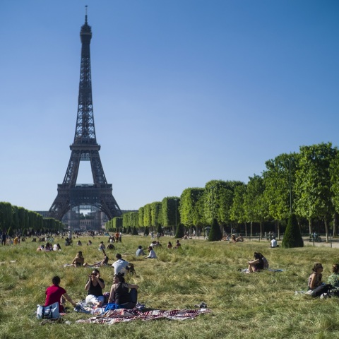 «Επιτέλους είμαστε ελεύθεροι»: Οι Παριζιάνοι κατέκλυσαν τα πάρκα μετά από 11 εβδομάδες περιορισμών κυκλοφορίας για την αντιμετώπιση του κορωνοϊού