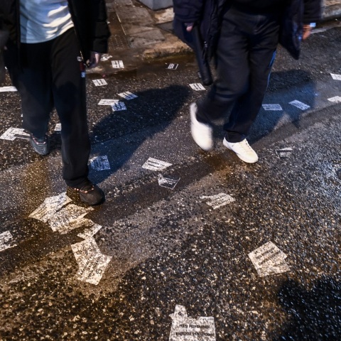 Ομάδα μελών του Ρουβίκωνα πέταξε τρικάκια έξω από το Μέγαρο Μαξίμου νωρίτερα το μεσημέρι της Κυριακής- σε 16 προσαγωγές έχει προχωρήσει η αστυνομία