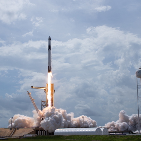 Εφτασε στον Διεθνή Διαστημικό Σταθμό το πλήρωμα του Dragon, ύστερα από την ιστορική εκτόξευση της επανδρωμένης αποστολής της NASA και της SpaceX 