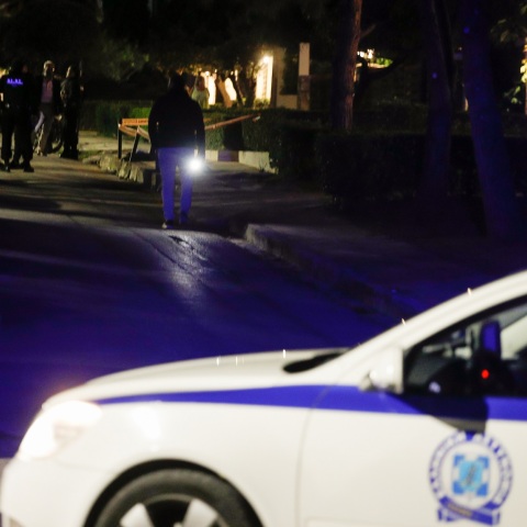 Μαφιόζικη εκτέλεση στη Βούλα: Μυστήριο παραμένει η ταυτότητα του θύματος, τι δηλώνει στις Αρχές η σύζυγός του