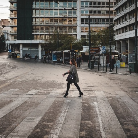 Γυναίκα μόνη της στο Σύνταγμα