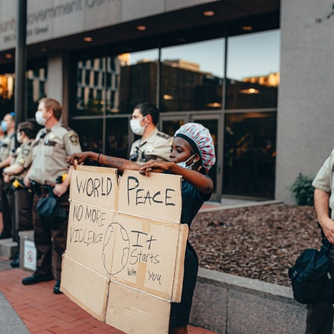 Έφηβη αφροαμερικανή που κρατά πλακάτ διαμαρτυρίας στη Μινεάπολη για τον βίαιο θάνατο του Τζορτζ Φλόιντ