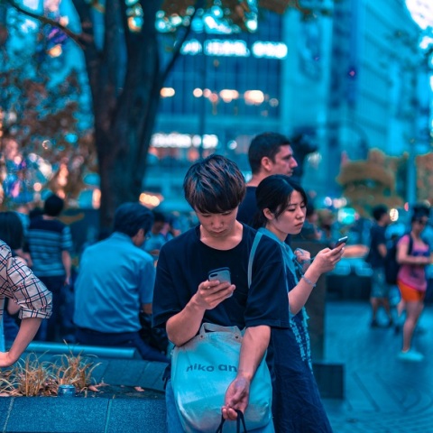 Άνθρωποι κοιτούν τα κινητά τους